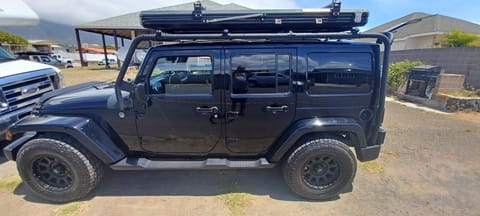 Maui 4x4 Jeep Wrangler Sahara Upgraded with Rooftop Tent (Black on Black) Van aménagé in Wailuku