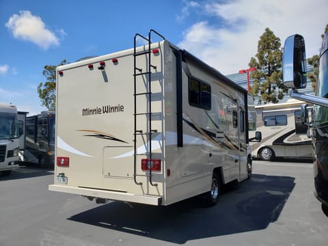 James! Quick Response - 24ft Winnebago Minnie Winnie Drivable vehicle in Sun Valley