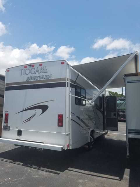 2014 Fleetwood Tioga Montara Fully stocked Drivable vehicle in San Antonio