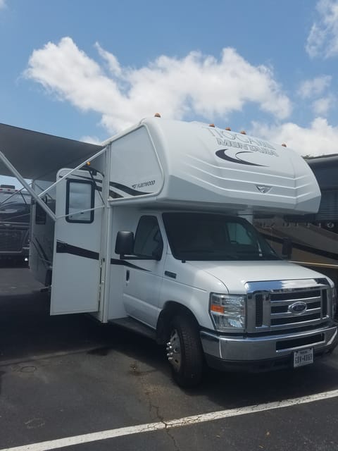 2014 Fleetwood Tioga Montara Fully stocked Drivable vehicle in San Antonio