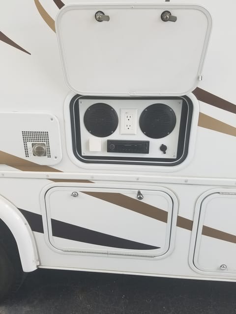 2014 Fleetwood Tioga Montara Fully stocked Drivable vehicle in San Antonio