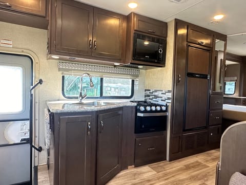 2019 Thor Motor Coach Freedom Elite Drivable vehicle in Hamilton Township