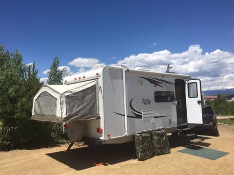 Clean, spacious hybrid travel trailer, sleeps up to 8! Remorque tractable in Englewood