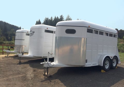 We have several horse trailers to choose from (horsetrailerforrent.com)