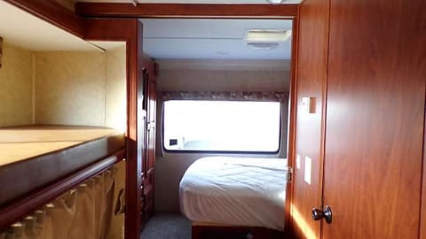 Sunseeker Bunkhouse, sleeps 10! Fully stocked Drivable vehicle in Ammon
