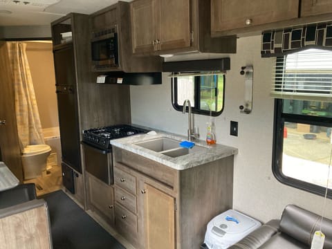 2018 Coleman Lantern Series 274bhs Towable trailer in Middletown