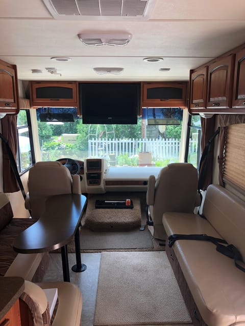 Rent Our Clean 2009 Ford Coachman Mirada For Your 2022 Vacation Fahrzeug in Bellows Falls