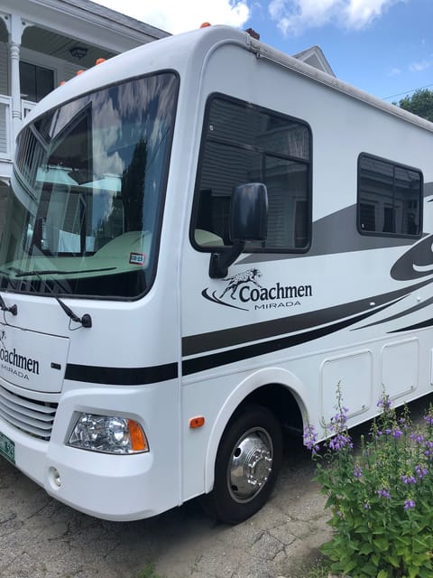 Rent Our Clean 2009 Ford Coachman Mirada For Your 2022 Vacation Drivable vehicle in Bellows Falls