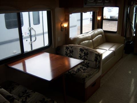 2008 Fleetwood Providence 39R Véhicule routier in Anthem