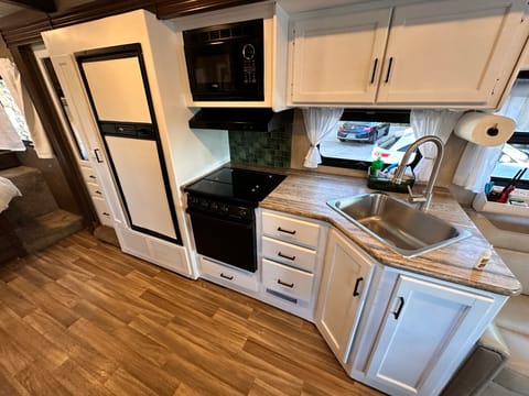 Silver Glitter RV - 2024 Upgrades - Near Airport - Pet-Friendly Drivable vehicle in Spring Valley