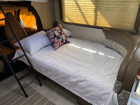 dinette makes into a bed that will fit 2