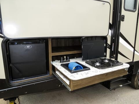 Outside Kitchen - Has outside grill on rear bumper
