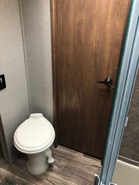 Flushable toilet 