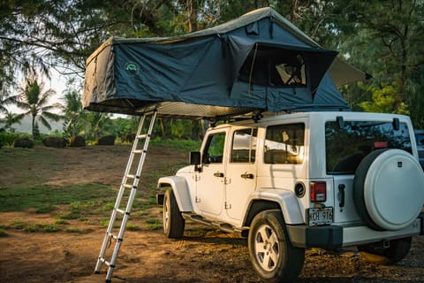 White Wrangler - Kauai Camper Jeep Cámper in Lihue