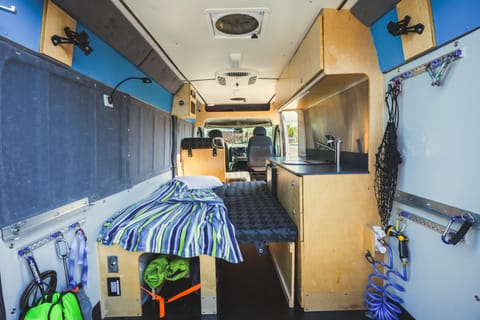 Basecamp on Wheels #2/ We have a heater for winter camping! Van aménagé in Candler