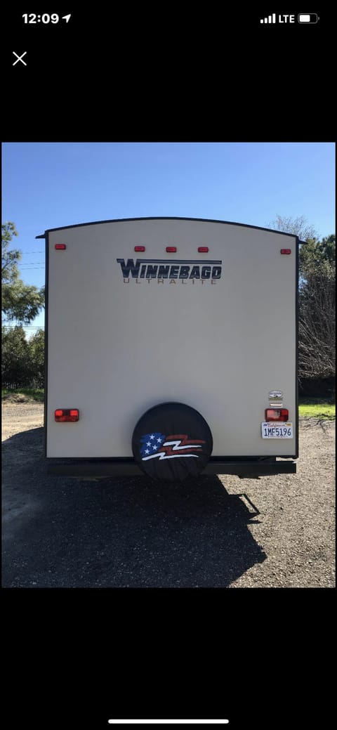 2014 Winnebago Ultralite Towable trailer in Elk Grove