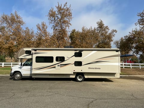 2018 Winnebago Minnie Winnie - Mini 18 Drivable vehicle in Pomona