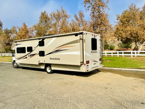 2018 Winnebago Minnie Winnie - Mini 18 Drivable vehicle in Pomona