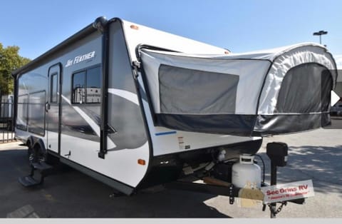 2016 Jayco w/Outdoor Kitchen and Entertainment System Remorque tractable in Willow Glen