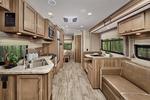 2021 GLAMPING AT IT'S BEST!!! BRAND NEW CLASS C MOTOR-HOME!!! 2 SLIDE OUTS! Véhicule routier in Costa Mesa