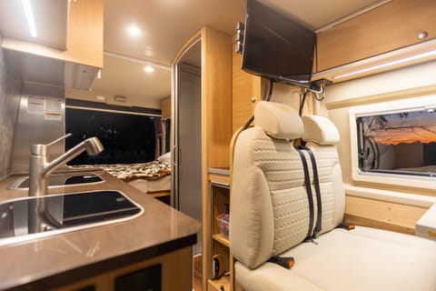 2019 Hymer AKTIV Loft Edition with a Pop Top Bed! Véhicule routier in Sierra Nevada