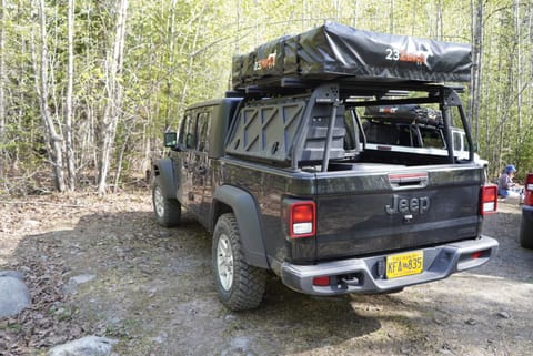 Jeep Gladiator with Rooftop Tent Vehículo funcional in Spenard