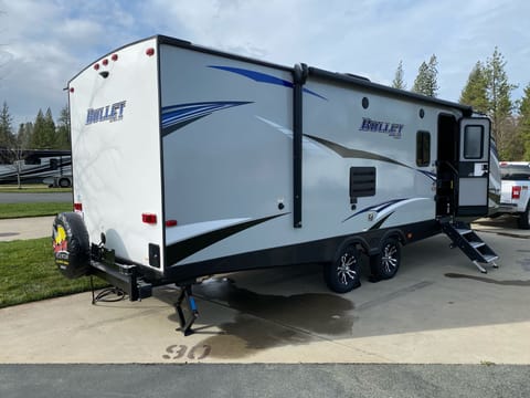 2020 Keystone Bullet Ultra Lite 1/2 Ton Towable Tráiler remolcable in Angels Camp