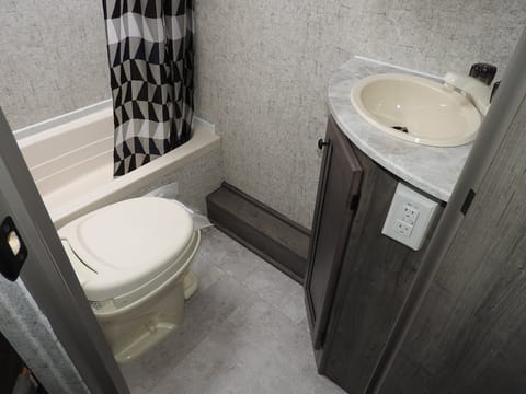 Apex 208BHS Towable trailer in Golden