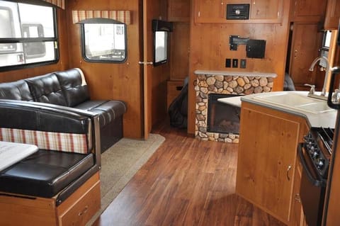 Gulfstream Cabin Cruiser 28BBS - Living Room