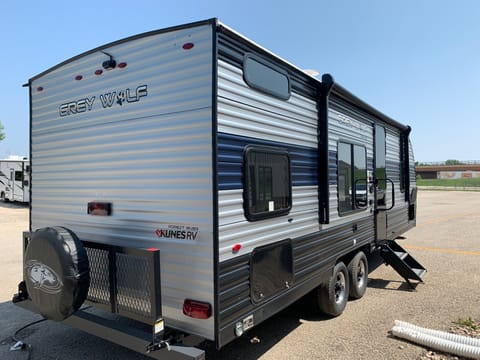 2022 Cherokee Grey Wolf 26DJSE (32R108) Towable trailer in Lake Winnebago