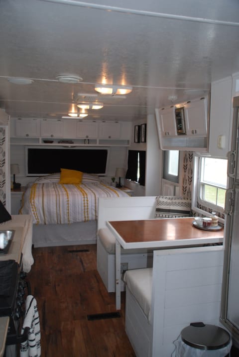 Totally Renovated Farmhouse Camper, we will deliver and set up for you! Ziehbarer Anhänger in Hammondsport