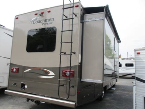 2017 33' Coachmen Pursuit 33BH Drivable vehicle in Allentown