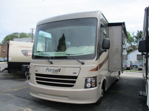 2017 33' Coachmen Pursuit 33BH Drivable vehicle in Allentown