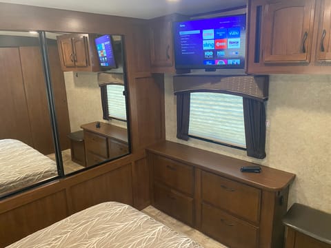 2 - 2017 Jayco White Hawk - 2wo Towable trailer in Lubbock