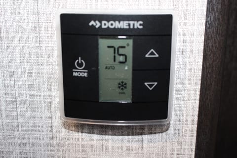 Easy to use digital AC/Heater thermostat 