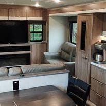 Grand Design Imagine - Sleeps 6! 50 inch TV! Theater Towable trailer in Middleborough