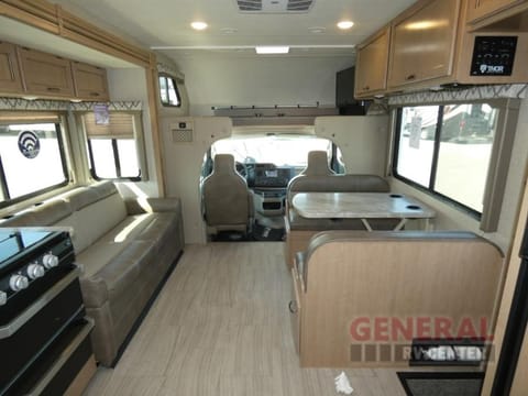 Clean and Spacious 2020 Thor Motor Coach Quantum SE27 Véhicule routier in North Salt Lake