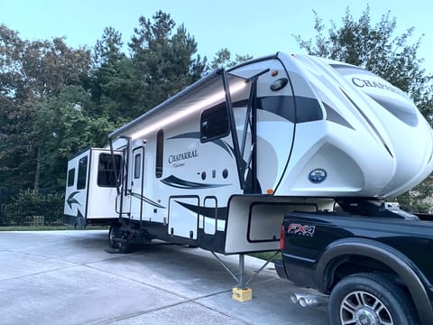 2 bedroom mid-bunkhouse 39’ fifth wheel Towable trailer in Spring