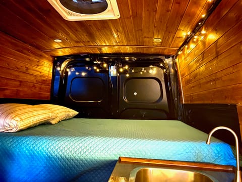 CAMPERVAN - Nissan NV2500 (high roof) - with a view of your choice Cámper in Honolulu