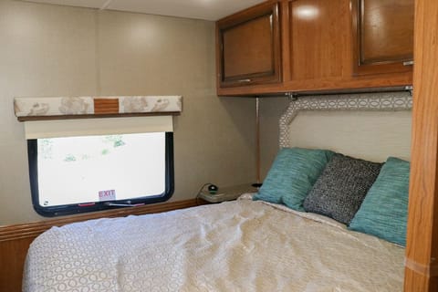 32' 2017 Glamping Vesta with AC, bunkbeds, WiFi, 5 TV's and auto-levelers Drivable vehicle in Rancho Cucamonga