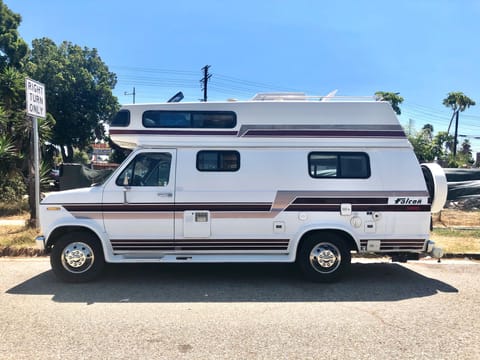 LAX 200mi/nt FREE Ford Mini RV, WiFi, Sleeps 4, Camera, Toilet, Shower, S Drivable vehicle in Playa Del Rey