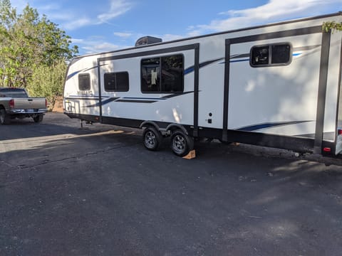 Family and Pet friendly mobile bunkhouse Mansion! Towable trailer in Sparks