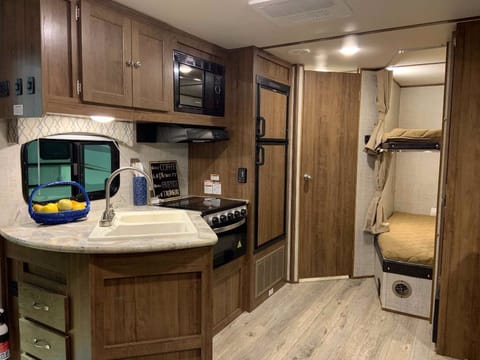 Gulf Stream Kingsport King Ranch 25BHS Fully Loaded with two TVs!! Towable trailer in Pearland