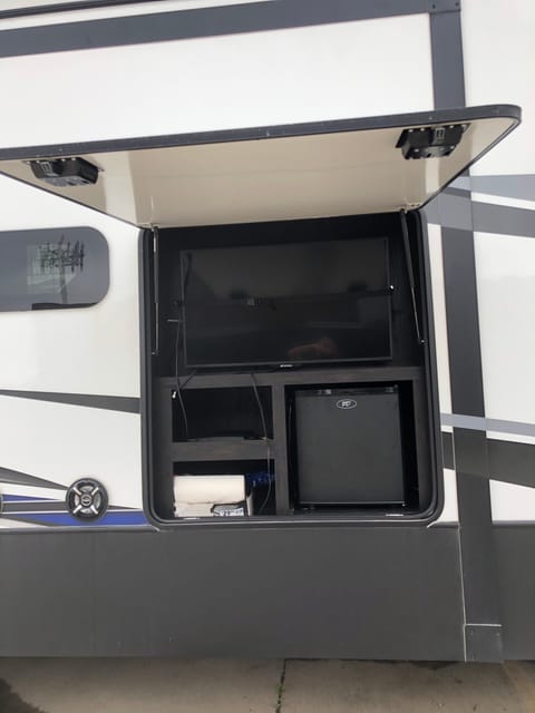 2019 Fusion Keystone Fifth Wheel/Toyhayler Towable trailer in Clive