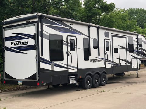 2019 Fusion Keystone Fifth Wheel/Toyhayler Towable trailer in Clive