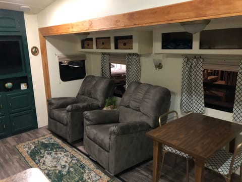 Comfy 5th wheel, queen bed and twin bunks, 2 bathrooms and a great kitchen Towable trailer in Rapid City