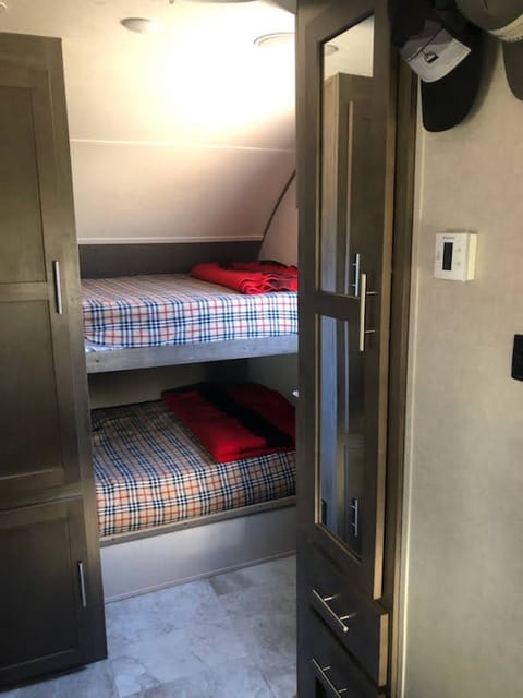 2 Bunk beds/Closet/Galley