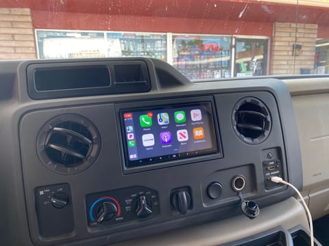 Apple CarPlay / Android Auto compatible
