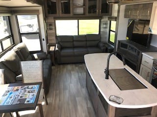 2021 Alliance 38' 5th Wheel Towable trailer in Northglenn
