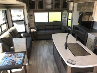 2022 Alliance 38' 5th Wheel Towable trailer in Northglenn